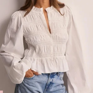 blus - säljer en jättefin blus som aldrig är använd och prislappen är kvar💕 den är i storlek 32 men lite större i storleken så passar 43 oxå😊