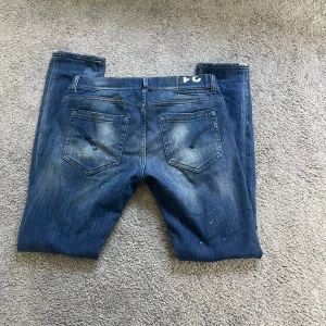 Dondup George  - Det här kan va ett av dom fetaste dondup jeansen jag sett , gör ont att sälja dom men har tyvvär blivit försmå, Modell George storlek 31, sitter rikgit bra och är tts, riktigt bra skick!!