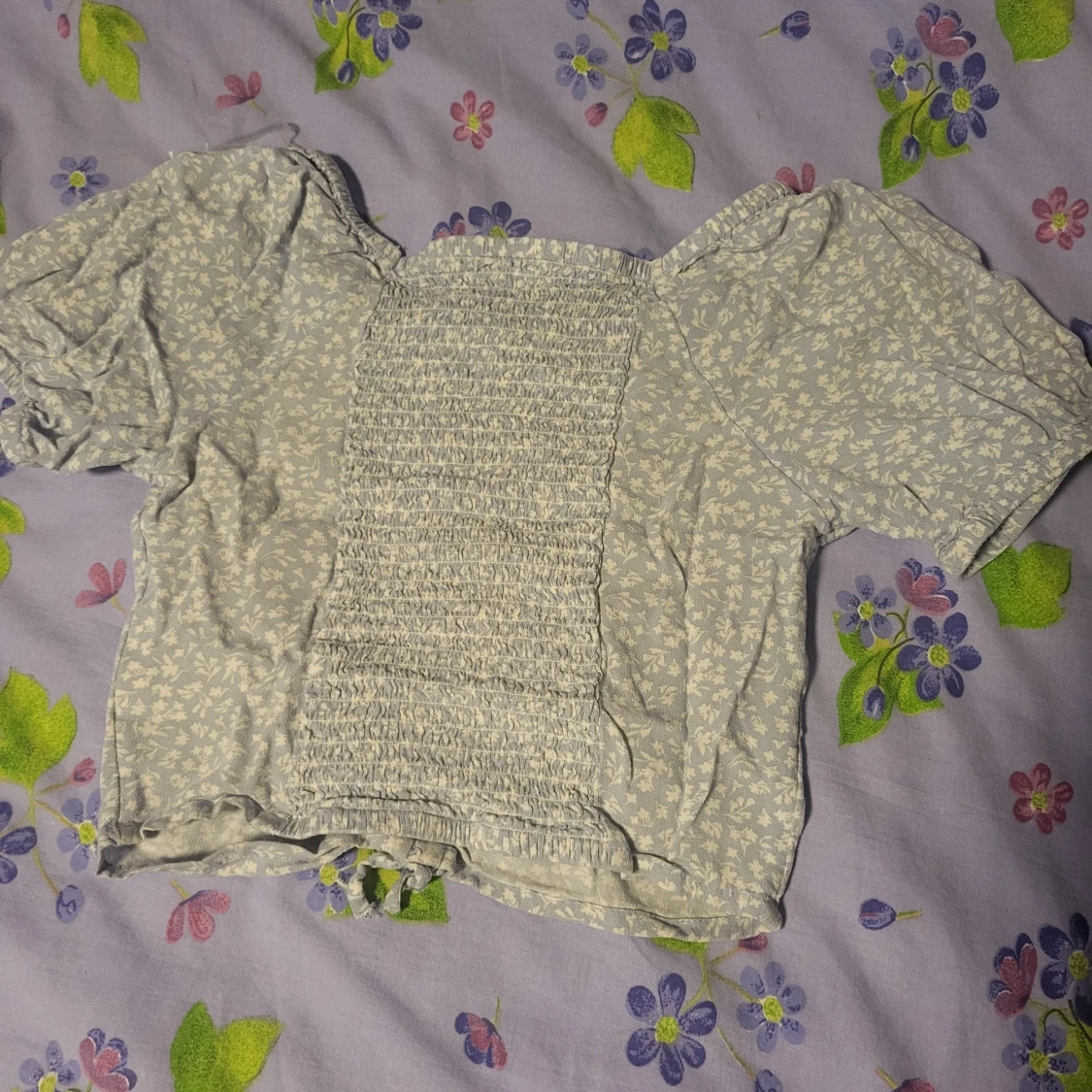 Ljusblå blommig blus med rynkade detaljer - 3