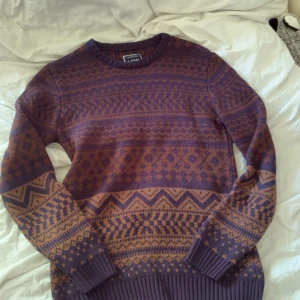 Mörklila och brun mönstrad stickad tröja från LCW Teen - Säljer en stickad tröja från LCW Teen i mörklila och brunt med geometriskt mönster. Tröjan har rund halsringning och långa ärmar. Perfekt för kyligare dagar och ger en mysig känsla.