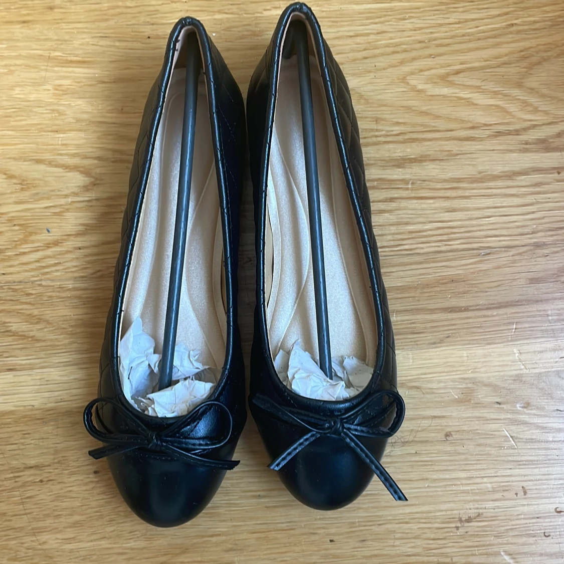 Svarta ballerinaskor med rosett och quiltad detalj