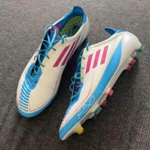 Adidas F50 Adizero - Adidas F50 adizero prime.                                              Skorna är från 2011 så är väldigt svåra att få tag på, väldigt limiterade.                                                                                  användna ett fåtal gånger då jag växt ur dom.             Kan användas på både gräs och konstgräs.            Är även öppen för byten.