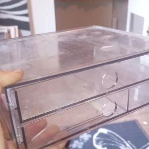 Transparent sminkförvaringslåda med två lådor - Praktisk och stilren sminkförvaring i genomskinlig plast med två utdragbara lådor. Perfekt för att organisera smink som läppstift, ögonskuggor eller borstar. Enkel att placera på sminkbordet eller i badrummet.