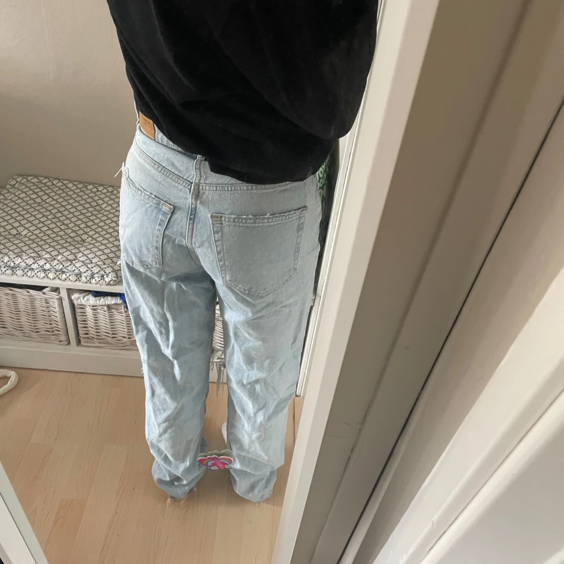 Ljusblå slitna jeans - 1