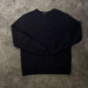 Mörkblå Ralph Lauren Sweatshirt  - Säljer nu denna snygga Ralph Lauren sweatshirt,  -Jätte fint skick (inga skavanker!)✅ -Självklart äkta💎 -Storlek 14-16 som motsvarar xs i herrstorlek.✅ -Mörkblå🔵 (Hör gärna av dig vid frågor🙌🏼) 