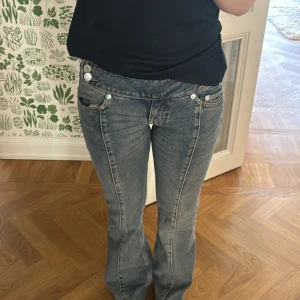 Lågmidjade blå jeans från Weekday  - Säljer mina lågmidjade jeans från Weekday Använda endast ett fåtal gånger och i mycket bra skick💕