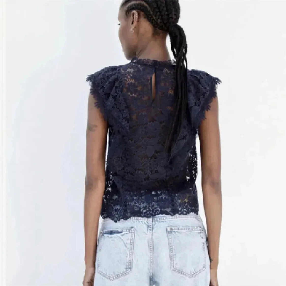 Svart spetsblus med volang - 1
