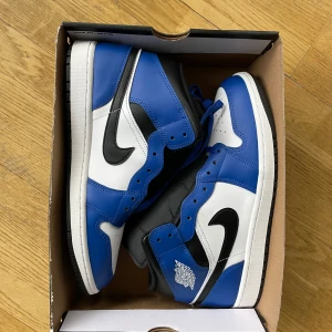 Nike Air Jordan 1 Mid Royal Blue - Säljer ett par Nike Air Jordan 1 Mid i royal blue, svart och vitt. Helt nya inte använd någon gång och har kvittot. Locket på lådan finns tyvärr inte eftersom den inte var med när jag köpte skorna