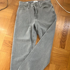 Grå jeans från Jack & Jones - Snygga grå jeans från Jack & Jones med baggy stil. Aldrig använda och är i Storlek 30/32✨