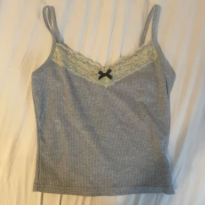 Yesstyle linne med spetsdetaljer - kommer inte till användning, super stretchigt och lite croppat 🩷