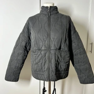 Grå quiltad jacka från Zara slutsåld  - Trendig och populär jacka från Zara, mörkgrå. Storlek s. Nypris 849kr. Köp sker via köp nu, jag postar inom 24h. Kvar tills markerad såld 