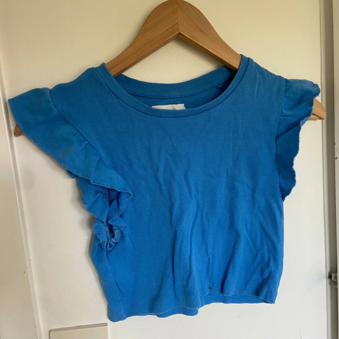 Blå croppad topp med volang från Lefties