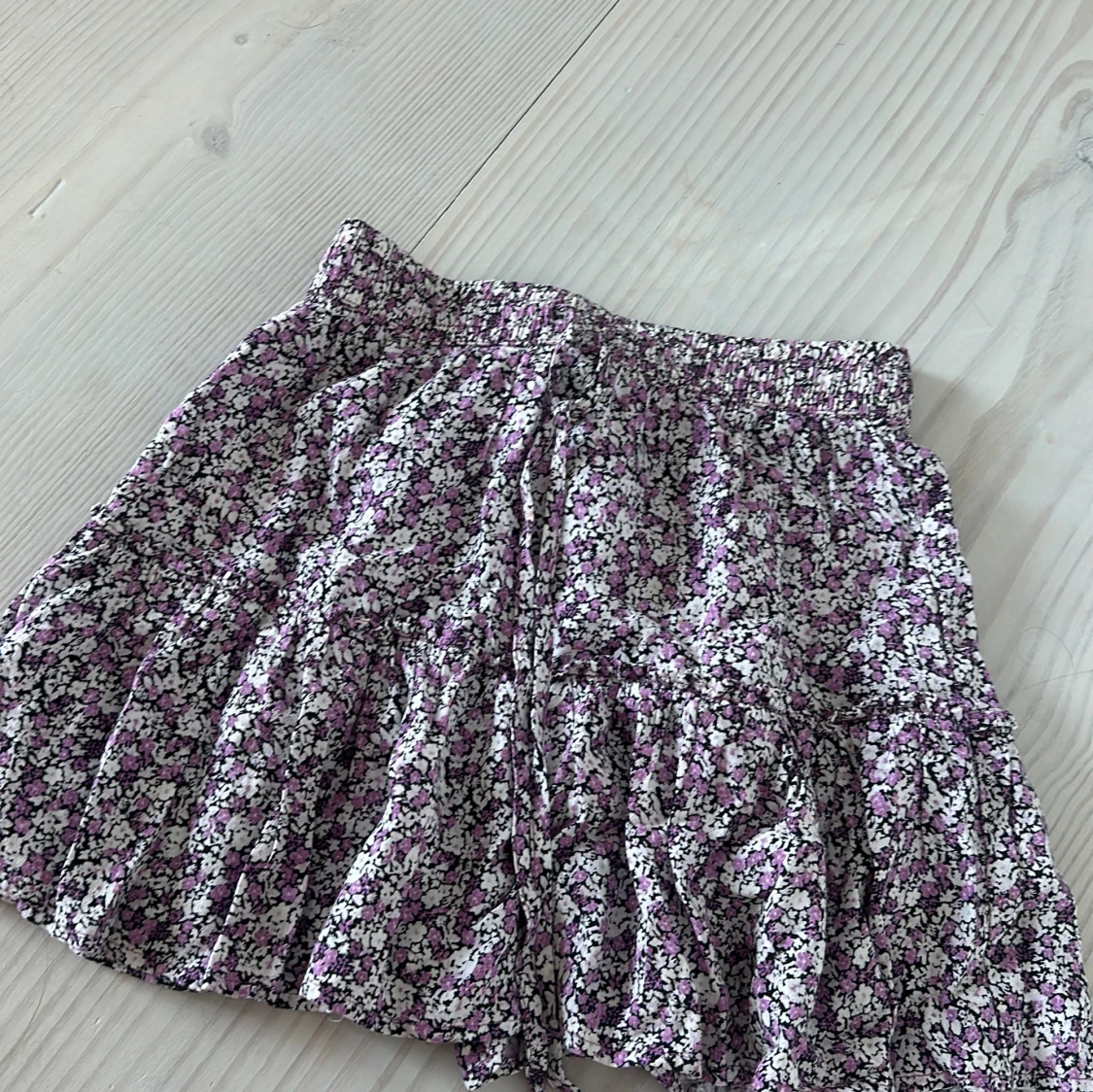 Blommig kortkjol med volang - 1