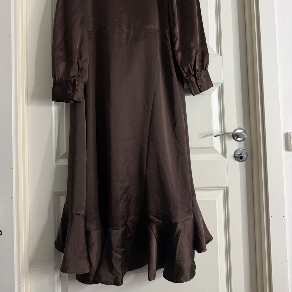 Brun omlottklänning med volang - 3