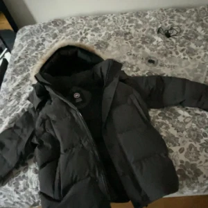 Canada goose jacka  - Säljer min canada goose i perfekt skick. Det är storlek S men den hade passat en xs lika bra. pris diskuteras vid snabbare affär.