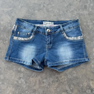 Lågmidjade shorts  - Väldigt snygga shorts som tyvärr inte passar mig och har därför ingen bild på! Midjemått tvärsöver: 38+ stretch Midjehöjd: 19cm💕