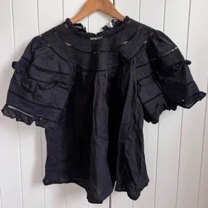 Svart blus med spetsdetaljer - Fin topp från &other stories! 