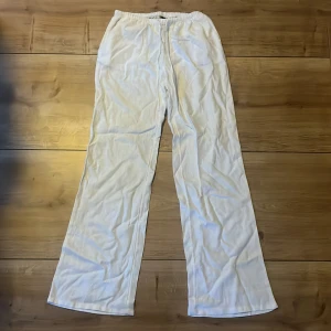 Vita linnebyxor - Jättefina linnebyxor till dam. Lågmididigade och bootcut. Passar s också. Oanvända med prislapp kvar🩷☺️