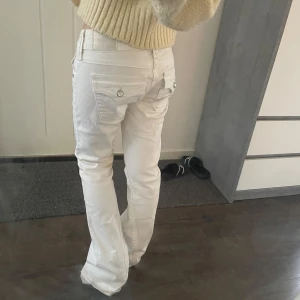 true religion jeans  - sjukt sjukt snygga & unika jeans från true religion. passar tyvärr inte mig i midjan😓😓😓köpte de för 3000kr, därav är priset lite dyrare💖💖