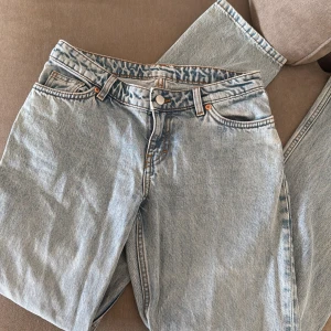 Jeans - Ljusblå raka jeans från monki i storlek 26/32. Har tyvärr blivit för små. 