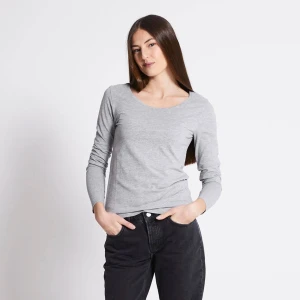 Grå långärmad topp - Säljer en enkel och stilren grå långärmad topp med rund halsringning. Perfekt basplagg som passar till det mesta och är superbekväm att bära. Snygg att matcha med både jeans och kjol.