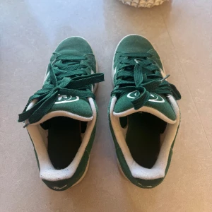 Gröna campus - Säljer ett par skit snygga campus som knappt är använda då dom är för små💞