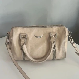 zadig väska  - Säljer nu min superfina zadigväska som tyvärr inte kommer till så mycket användning längre 😚💞