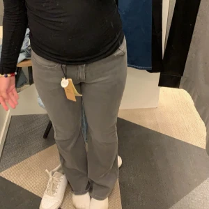 Ljusgrå jeans - Ljusgrå jeans från lindex i storlek 164-170 (S). Inga defekter och endast använda en gång. Säljer pga rensning och de har ej kommit till användning. Skriv vid frågor eller prisförslag💞