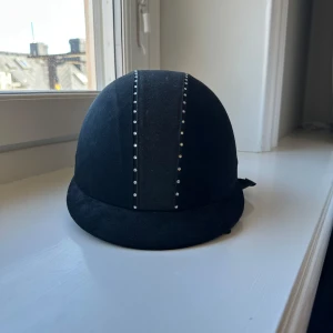 Svart ridhjälm med dekorativa stenar - En superfin ridhjälm från crw, hööks.🥰