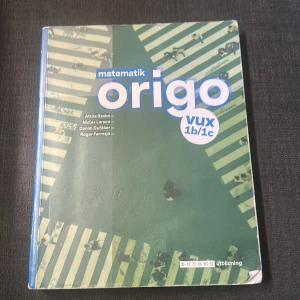 Matematik Origo VUX 1b/1c - Lärobok i matematik för vuxenutbildning, Origo VUX 1b/1c. Boken har ett grönt och blått omslag med tydlig titel och är skriven av Attila Szabó, Niclas Larson, Daniel Durlind och Roger Permsjö. Jag köpte denna bok för ca 1 år sedan, användes under ett halvår. Är i fint skick och redo att säljas vidare. 