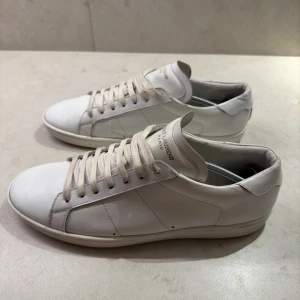 Saint Laurent skor - Riktigt fräscha skor från Saint Laurent! | skick 9/10 väldigt bra skick! | storlek 43 men passar fler | Pris: 2299:- Retail: ~7000:- Förhandlingsbart vid snabb affär! | för fler frågor eller funderingar skriv till mig privat! Med vänlig hälsning,