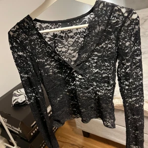 Spets topp - Svart långärmad spets topp, jättefin!! Pris går att diskutera