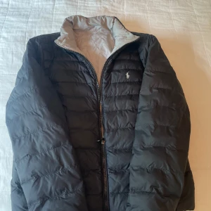 Polo Ralph Lauren Jacka - Tja! Nu säljer jag denna feta Polo Ralph Lauren jackan | Storlek: XL (barn) | Skick: 9/10 | Retail: 2500 kr | Modellen är 170 cm och väger 54 kg | Skriv för ytterligare frågor🌴🍾  Mvh Tim