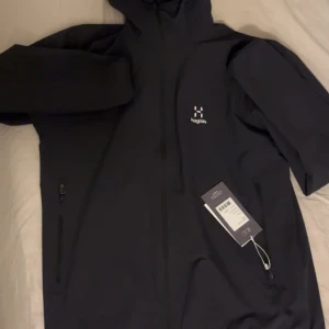 Haglöfs vår/höstjacka (helt ny) - Jackan är oanvänd, med till tillhörande pall från butiken. Herrmodell i storlek L (passar även M)