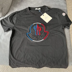 Svart t-shirt från Moncler med stor logga - Svart moncler tröja perfekt inför sommaren. Priset är diskuterat vid snabb affär