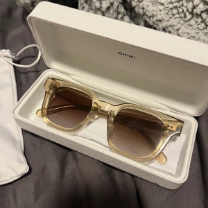 Chimi 04 Ecru - Chimi 04 Ecru. Hela och fina, inga repor eller defekter. Nypris 1400kr. Pris kan diskuteras💕