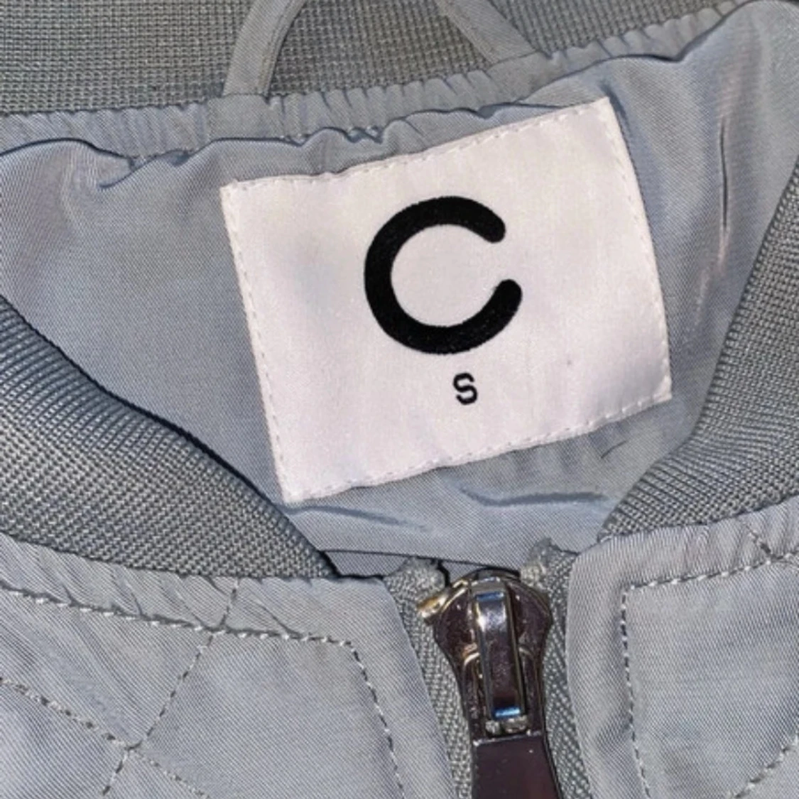 Ljusgrå quiltad bomberjacka från Cubus - 1