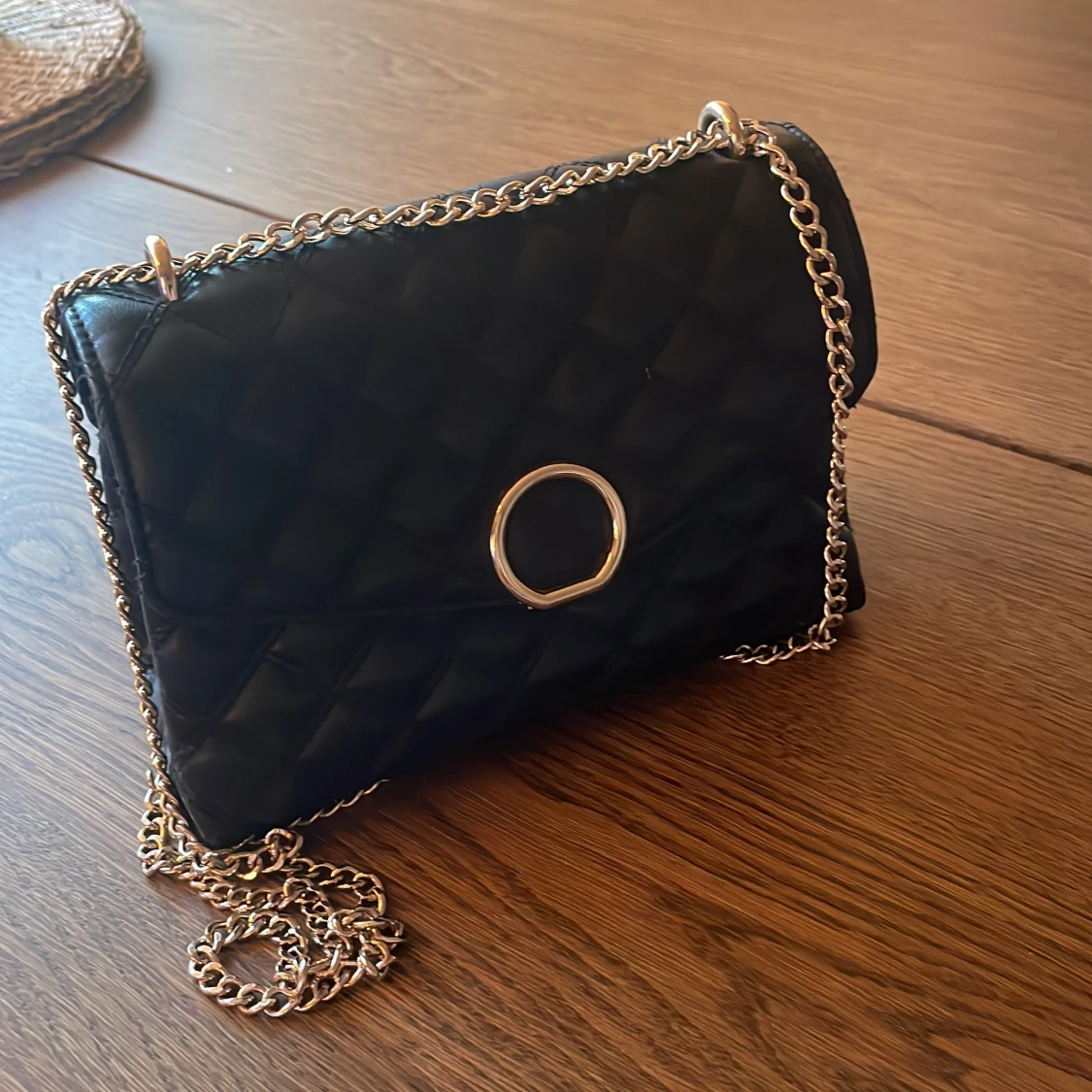 Svart quiltad axelväska från H&M