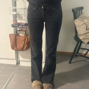 Lågmidjade jeans - Från Gina i modellen low y2k jeans. Uppsprättade längst ner. Jag är 167 cm lång.