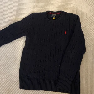 Stickad tröja ralph lauren - Säljer denna jätte fina stickade tröjan från polo ralph lauren! Skulle säga att denna tröja kan bäras som unisex då de är samma modell i tjej och kille💕💕Köpt från barnavdelningen därför står storleken som (M) 10-12 år men jag som bär xs/s tycker att den passar bra kanske även lite för stor💕Öppen för prisförslag och kan skicka tydligare bilder privat!!!