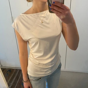 Vit festtopp  - Vit festtopp som sitter åt i midjan!