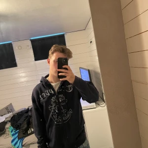 Blå zip hoodie från made by trappers  - Säljer en blå zip hoodie från made by trappers som är i grymt skick. Storleken är m men den passar mig grymt som har s 