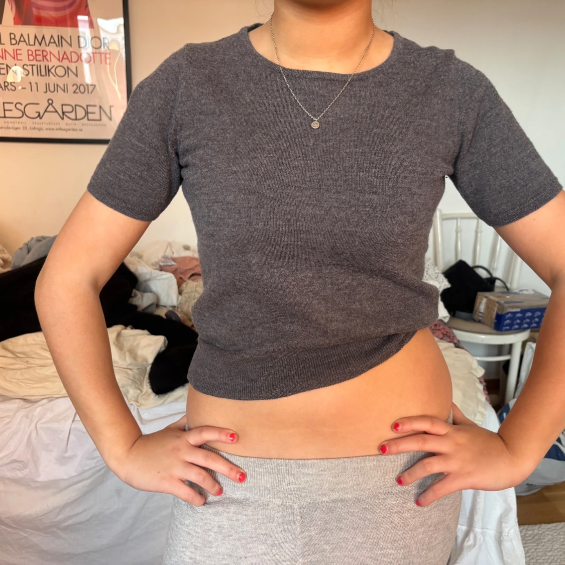 Mörkgrå croppad stickad tröja