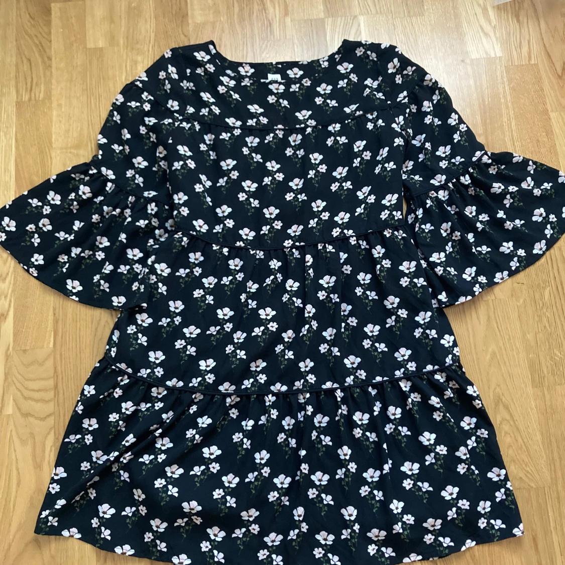 Svart blommig klänning från GAP
