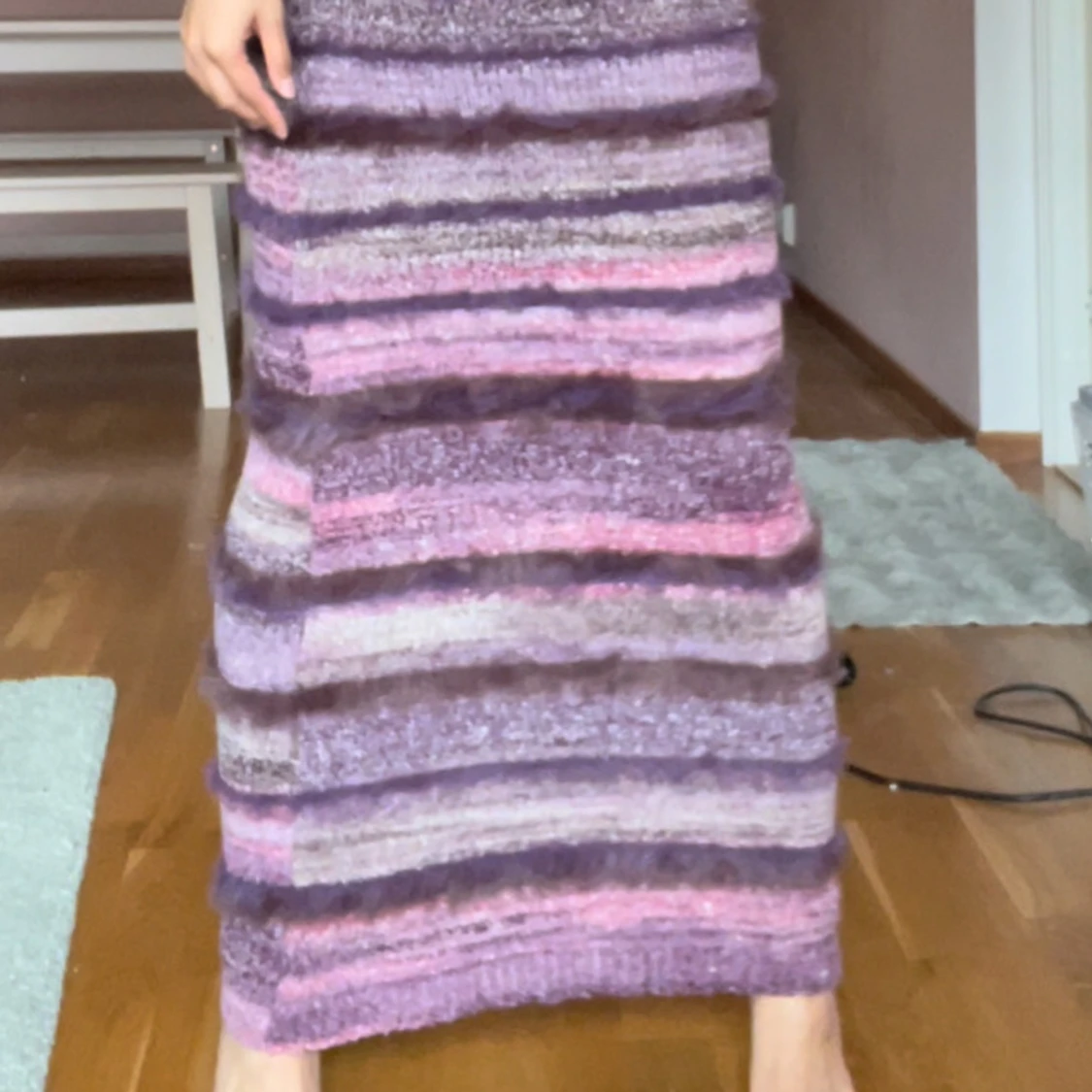 Långkjol i stickat material med lila och rosa ränder - 1