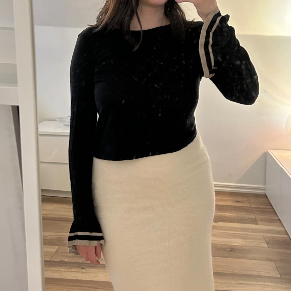 Svart långärmad tröja från Zara med volangdetalj