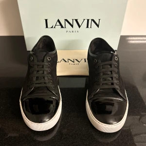 Lanvin Skor - Feta Lanvin skor i blå | UK 9 som motsvarar ca 43-44 | Dem är i ett bra skick med få tecken av användning | Lanvin-dustbag följer med | Tveka inte att kontakta oss vid minsta fundering!