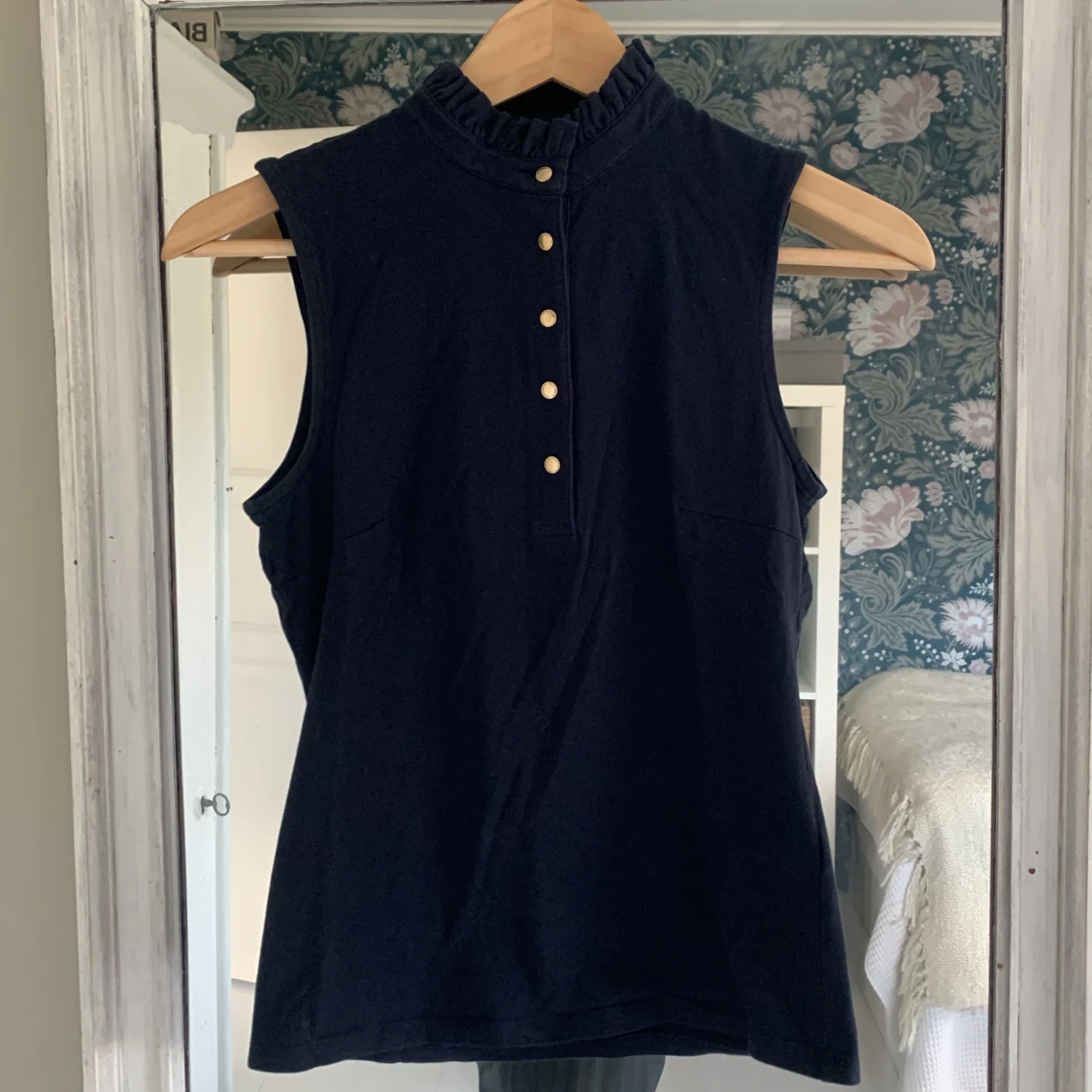 Mörkblå ärmlös topp med volangkrage