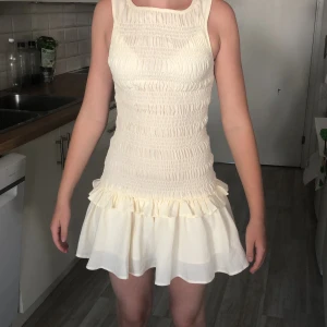 Klänning, storlek: XS - Det är en klänning som har färgen av aprikos, inte använd helt ny!