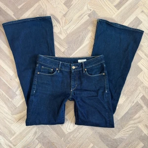 Lågmidjade boutcut jeans - Jättesnygga Lågmidjade boutcut jeans!!